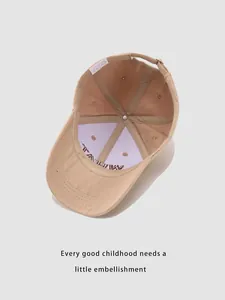 Détail de la structure interne en coton et boucle métallique de la casquette enfant