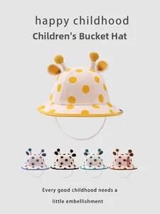 Dettaglio cappello pescatore bimbo con motivi a pois e design antenne di giraffa