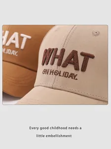 Gros plan sur la broderie 3D de casquettes en coton beige et kaki pour enfants