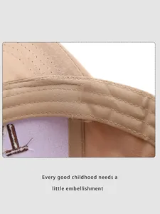 Gros plan détaillé montrant les coutures et broderies à l'intérieur de la casquette beige