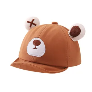 Braune Baby-Baseballkappe mit süßen Bärenohren und Stickerei auf weißem Hintergrund
