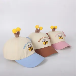Detalle de bordado de abejas y antenas de felpa en tres gorras de béisbol de algodón infantil