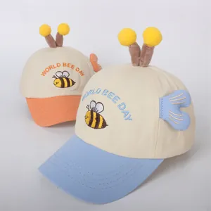 Gorra infantil con antenas de abeja de felpa y bordado de World Bee Day