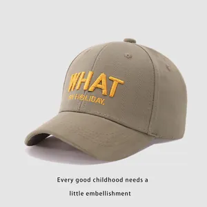 Détail d'une casquette enfant en coton kaki avec broderie WHAT ON HOLIDAY jaune de qualité