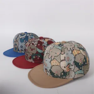Detail van snapback-petten voor kinderen met jacquard-dierenpatronen in blauw rood en kaki