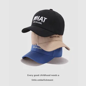 Trois casquettes de baseball en coton pour enfants avec broderie 'WHAT' en noir, kaki et bleu