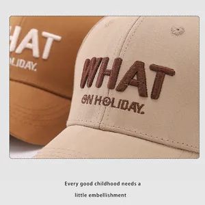 Casquette de baseball enfant avec broderie WHAT ON HOLIDAY en kaki et marron clair