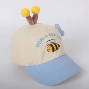 Detalle del bordado de abeja y antenas 3D en la gorra de béisbol infantil con visera azul