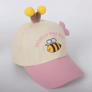 Detalle de gorra de abeja para bebé con antenas 3D y bordado WORLD BEE DAY frontal