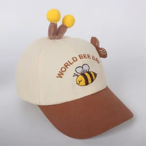 Detalle de antenas de abeja y bordado en una gorra de béisbol de algodón para niños pequeños