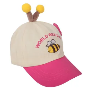 Gorra de béisbol infantil con abeja de dibujos, visera rosa y pompones amarillos 3D