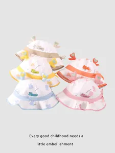 Dettaglio di cappelli pescatore neonato in cinque colori con orecchie e fiori