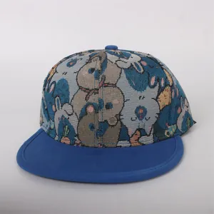 Detailopname van blauwe pet met platte rand en jacquardstof met cartoon dierenprint