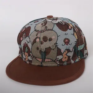 Detail van een flat-brim pet met jacquardgeweven patronen van beren en konijnen