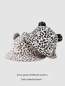 Dettaglio di cappelli da sole per neonati leopardati con orecchie 3D e motivi sorridenti