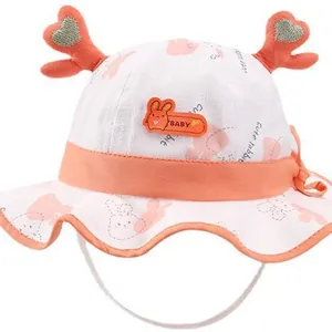 Simpatico cappello da sole per neonati con corna di cervo e motivi a coniglietto