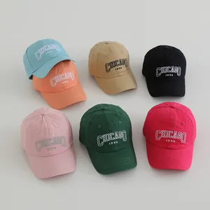 Mehrere bunte Vintage-Baseballkappen mit Chicago 1994 Stickerei-Details