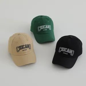 Detailansicht der 1994 Chicago bestickten Baumwoll-Basecaps in Grün, Beige und Schwarz