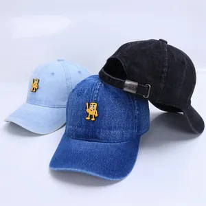 Texture détaillée de casquettes en denim avec broderie cartoon et boucle en métal
