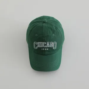 Detailaufnahme der CHICAGO 1994 Stickerei auf der grünen Vintage Baumwoll-Baseballkappe