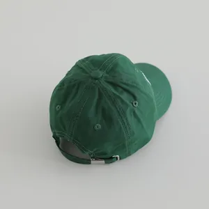 Rückansicht der dunkelgrünen Baseballkappe mit verstellbarer Metallschnalle und Nähten
