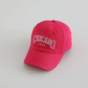 Detail der rose-roten Baseballkappe mit weißem Chicago 1994 Stickerei und Ziernähten