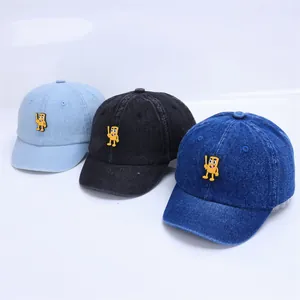 Trois casquettes en denim pour enfants avec écussons de dessins animés jaunes en bleu et noir