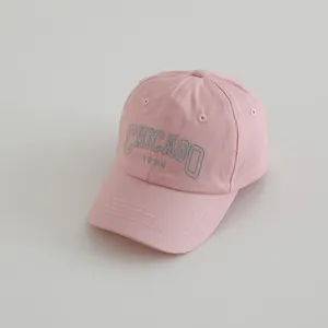 Nahaufnahme der rosa Baseballkappe mit grauer Chicago 1994 Stickerei und Belüftungslöchern