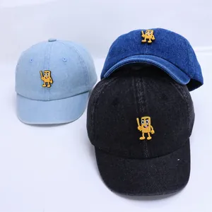Trois couleurs de casquettes en jean pour bébés avec patchs de dessins animés mignons