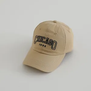 Detail der khakifarbenen Baumwoll-Baseballkappe mit schwarzer 1994 Chicago-Stickerei
