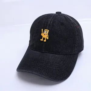 Détail de la casquette baseball en denim noir délavé pour enfant avec patch cartoon
