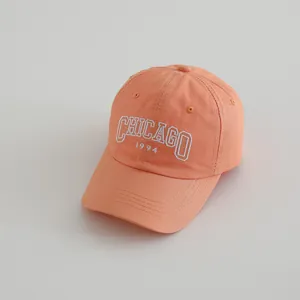 Nahaufnahme der Chicago 1994 Stickerei auf der korallenrosa Baseballkappe