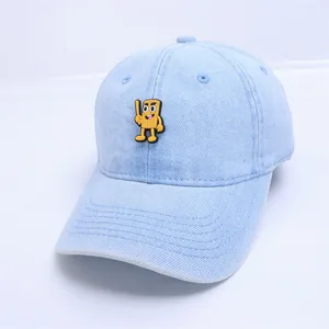 Détail de casquette en denim bleu clair pour bébé avec écusson de personnage de dessin animé