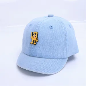 Détail de la casquette bébé en velours côtelé bleu clair avec écusson cartoon 3D