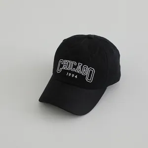 Detailansicht der weißen Chicago 1994 Stickerei auf dieser schwarzen Baseballkappe
