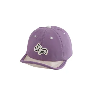 Paarse en beige peuter honkbalpet met schattig paardenborduurwerk en een zachte klep