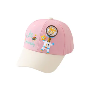 Cappellino da baseball rosa e beige per bambini con giraffa astronauta ricamata