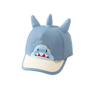 Casquette enfant bleu clair avec broderie requin et pointes de dinosaure 3D