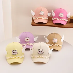 Groupe de casquettes de baseball pour bébés colorées avec ours et ailes blanches