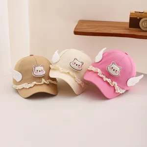 Casquettes de baseball bébé avec ours brodé, bordure dentelle et ailes 3D en trois couleurs