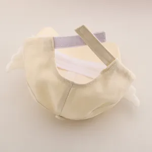 Détail de la sangle velcro réglable et des ailes d'ange 3D sur la casquette bébé