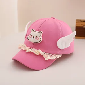 Casquette rose pour bébé avec broderie ours et ailes en peluche décoratives