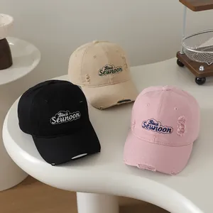 Broderie détaillée et texture vintage sur les casquettes de baseball style enfant