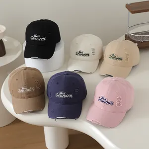 Détail de casquettes de baseball enfant délavées avec broderie vintage en six couleurs