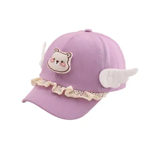 Casquette bébé violette avec ourson, dentelle et petites ailes blanches en peluche