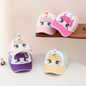 Détail de cinq casquettes de baseball colorées pour bébé avec cornes de licorne 3D et oreilles