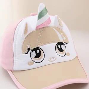 Casquette enfant rose et beige avec broderie licorne et détails arc-en-ciel en relief