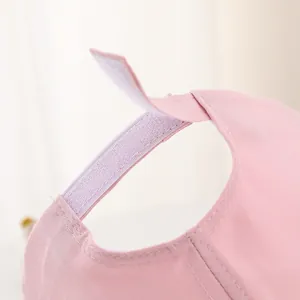 Détail de la sangle réglable à scratch sur une casquette de baseball rose