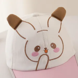 Détail de la broderie animale mignonne et des oreilles 3D sur une casquette pour bébé