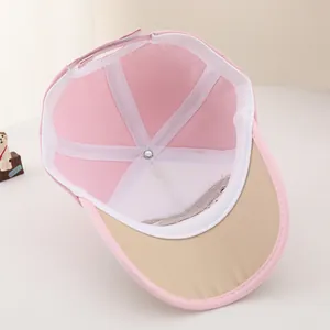 Vue détaillée de la casquette rose enfant avec bandeau blanc et doublure en maille aérée